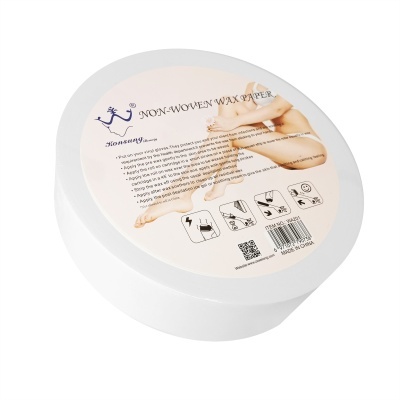 Frasco branco com papel de cera não tecido e etiqueta com texto e imagem