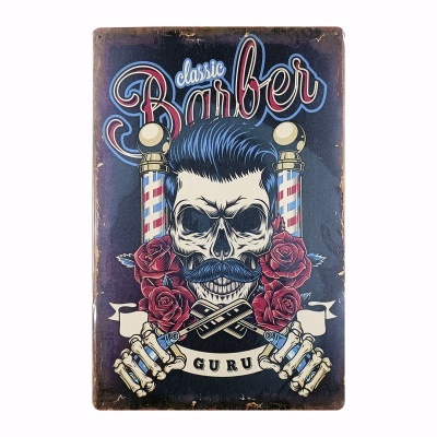 Placa metálica vintage com crânio, navalhas e texto 'classic Barber GURU'