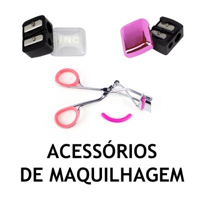 Acessórios de maquilhagem: curvador de pestanas cor de prata com rosa, apontador preto com tampa rosa, acessório cor de rosa, texto ACESSÓRIOS DE MAQUILHAGEM.