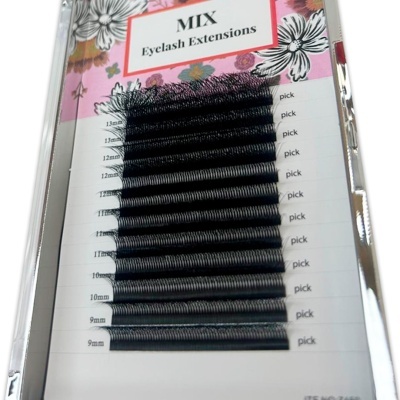 Caixa de extensões de pestanas pretas com tamanhos e etiquetas em fundo rosa com flores.