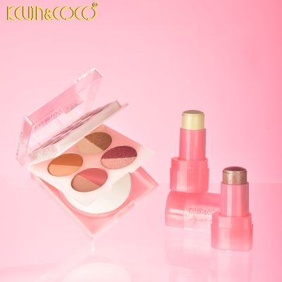 Paleta de maquilhagem com sombras e dois bastões de maquilhagem em fundo rosa