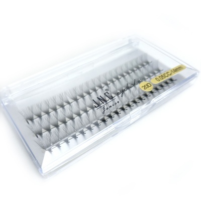 Estojo transparente com tufos de pestanas postiços pretos