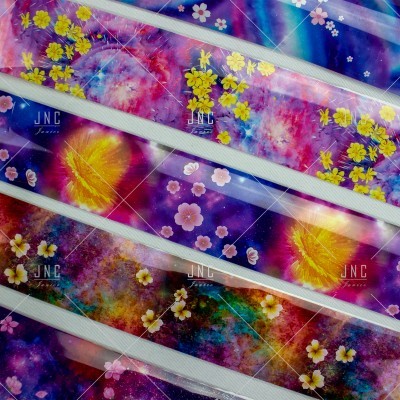 Fitas transparentes com flores incorporadas em fundo colorido e padrão floral