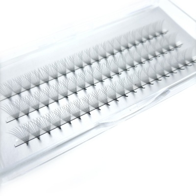 Conjunto de pestanas falsas pretas em tufos numa bandeja plástica transparente