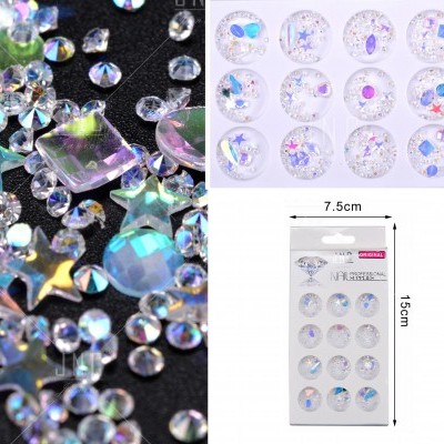 Pedras decorativas brilhantes variadas para unhas com embalagem clara e branca.