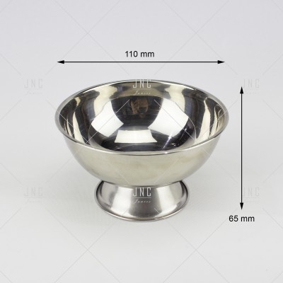 taça pequena metálica inoxidável com base circular e medidas indicadas