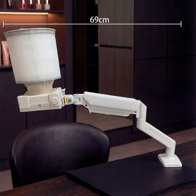 Lâmpada de mesa branca com braço articulado e cúpula translúcida sobre mesa escura ao lado de cadeira preta