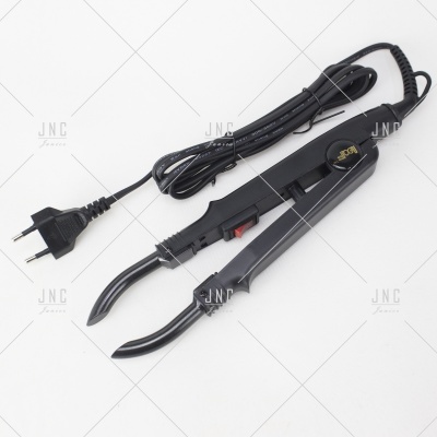 Prancha alisadora de cabelo preta com cabo elétrico em fundo branco