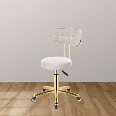 Cadeira de escritório branca acolchoada com base dourada e rodas