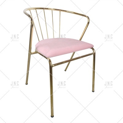 Cadeira metálica dourada com assento rosa claro