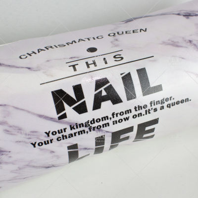 Caixa de embalagem com padrão marmoreado e texto em preto