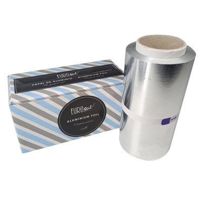 Rolo de folha de alumínio prateada com embalagem listrada azul, branca e cinza