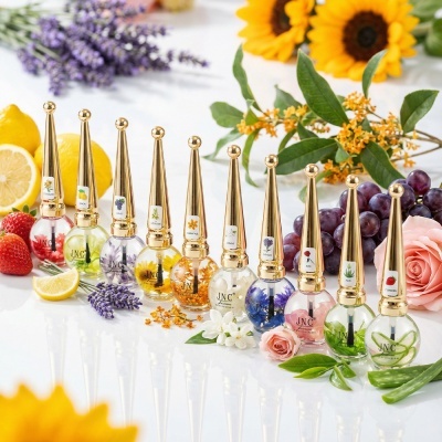 Conjunto de vernizes para unhas coloridos com tampas douradas e flores e frutas ao redor