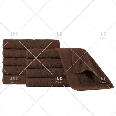 Conjunto de toalhas marrons dobradas e uma aberta sobre fundo branco