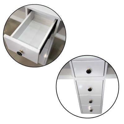 Gavetas brancas com puxadores pretos e dourados abertas e alinhadas verticalmente