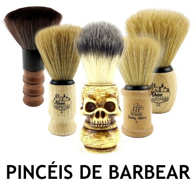 Cinco pincéis de barbear em madeira e cerdas, com texto PINÇÉIS DE BARBEAR