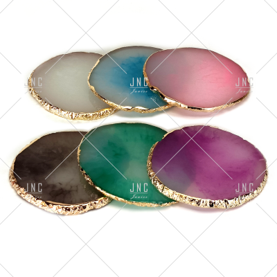 Seis bases decorativas coloridas com bordas douradas em fundo branco