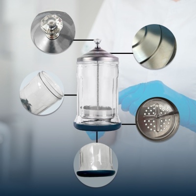 Coador para café em vidro com tampa metálica e filtro interno de metal