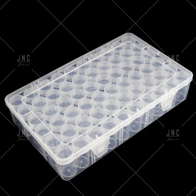 Estojo plástico transparente com divisórias circulares, fundo preto