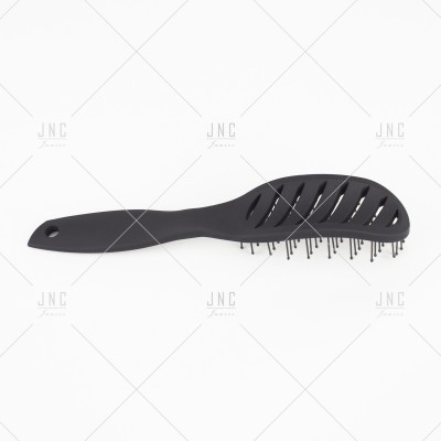 Escova de cabelo preta com pinos flexíveis e cabo ergonómico