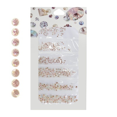 Pacote de strass rosa claro em embalagem transparente com fundo decorado