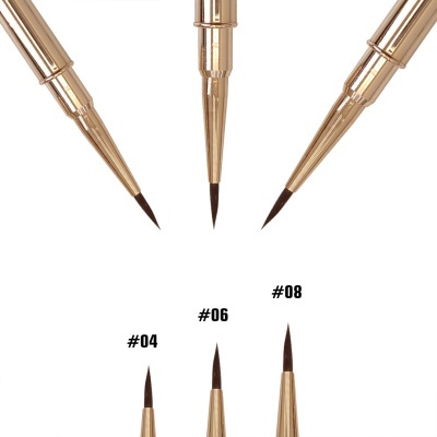 Três pincéis de maquiagem dourados, com números #04, #06, #08, sobre fundo branco