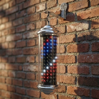 Luminária de metal cromado com luzes LED coloridas montada numa parede de tijolos