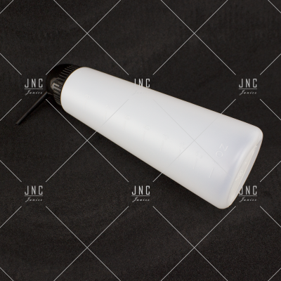 Garrafa plástica branca com tampa preta e bico fino