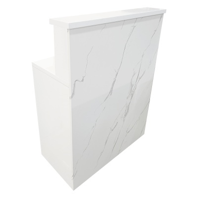 Balcão de atendimento branco com padrão mármore cinza