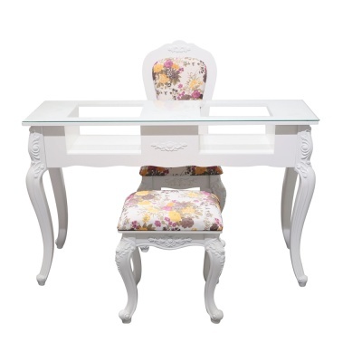 Mesa com tampo de vidro e cadeira estofada com padrão floral multicolorido