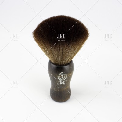 Pincel de barbear com cerdas castanho-escuro e cabo de madeira