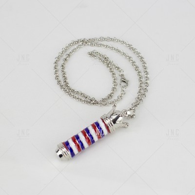 Colar com pendente em forma de farol colorido e corrente prateada