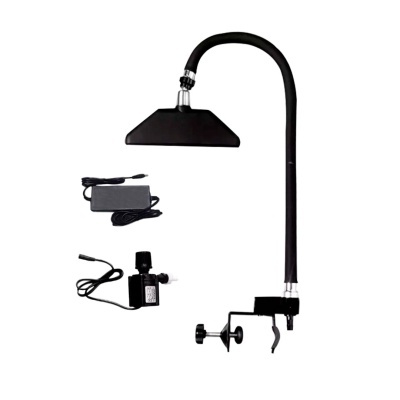 Lâmpada de mesa preta com braço flexível e base de fixação em metal, acompanhada de adaptador e cabo