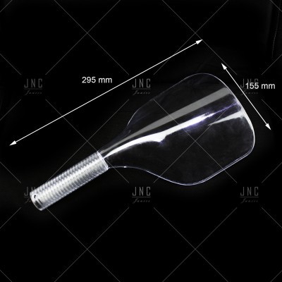 Pá plástica transparente com cabo branco em fundo preto e medidas visíveis