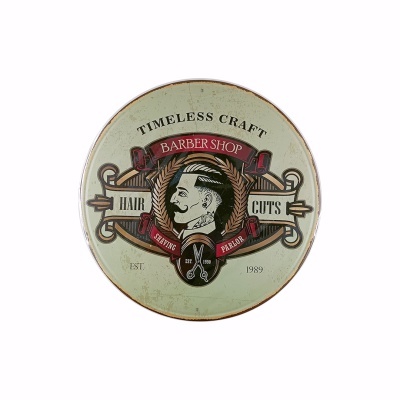 Placa redonda vintage de metal com tema de barbearia e texto decorativo.