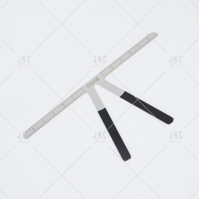 Instrumento metálico com graduação e braços revestidos a preto