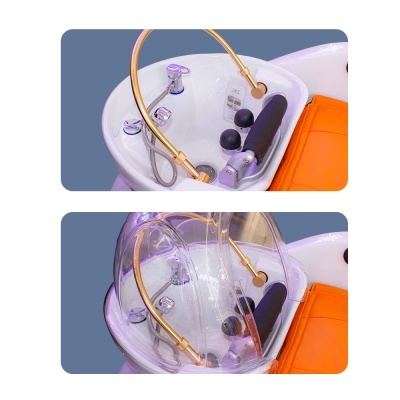 Tigela de lavagem de cabelo branca com torneiras douradas e espelho transparente