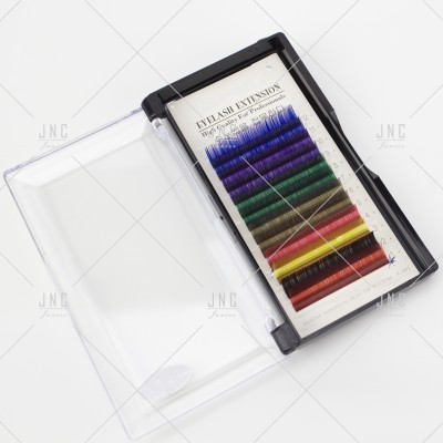 Caixa transparente com pestanas postiça coloridas organizadas em várias tonalidades