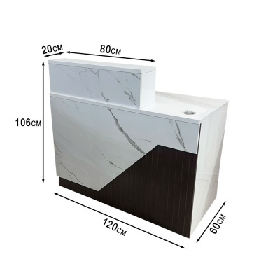 Móvel de receção branco com padrão mármore e madeira escura geométrica