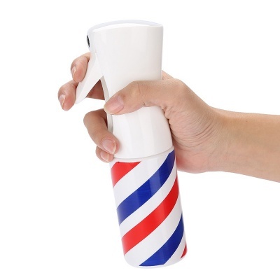 Pulverizador manual com padrão de riscas em azul, vermelho e branco