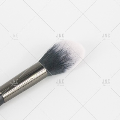 Pincel de maquilhagem com cerdas brancas e cinza e cabo preto e prata