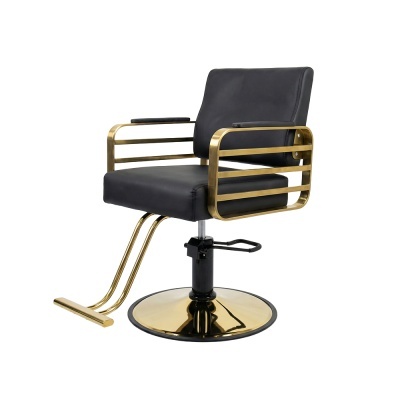 Cadeira de barbeiro preta com detalhes em metal dourado