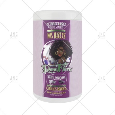 Frasco roxo de ativador para cabelos cacheados Dona Flora com ilustração de mulher e texto