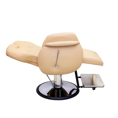 Cadeira reclinável bege com base cromada e apoio para pés