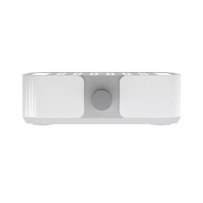 Dispositivo eletrônico branco com botão cinzento central e indicadores luminosos