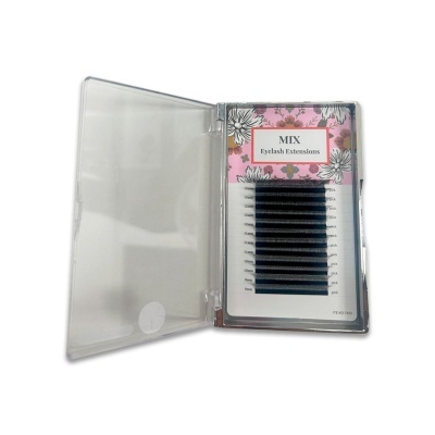 Caixa transparente com extensões para pestanas em cartão rosa com padrão floral