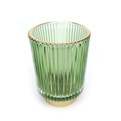 Copinho de vidro verde com textura canelada e detalhes dourados