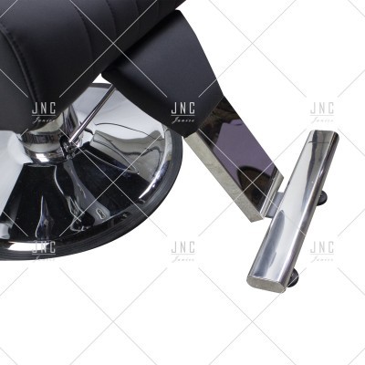 Base cromada e apoio para pés em cadeira de barbeiro preta