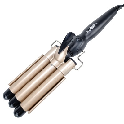 Modelador de cabelo com três cilindros dourados e cabo preto