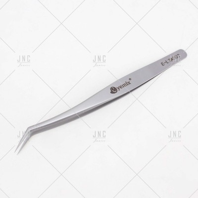 Pinça de metal prateada com ponta curva e texto estampado